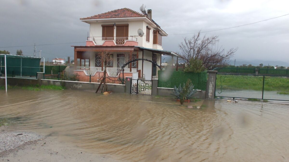 Balıkesir’de Yazlıklar Su Altında Kaldı AW633005 02 - Marmara Bölge Gazetesi