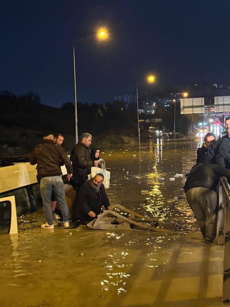 Minibüs Sulara Gömüldü! AW633835 02 - Marmara Bölge Gazetesi