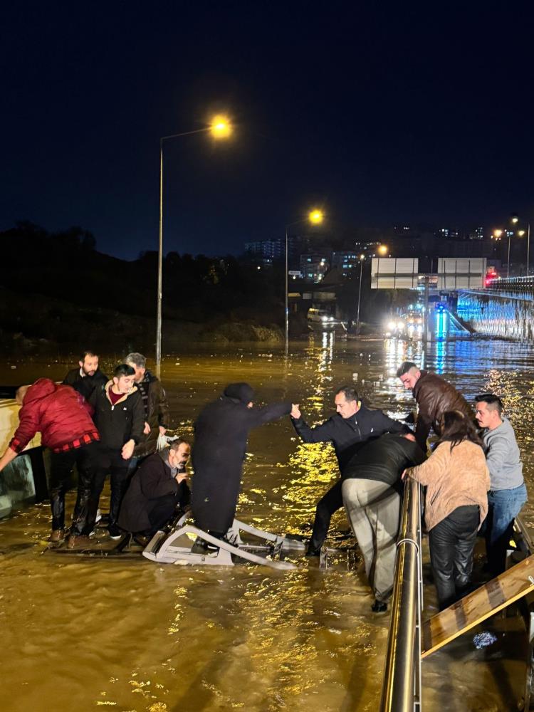 Minibüs Sulara Gömüldü! AW633835 06 - Marmara Bölge Gazetesi