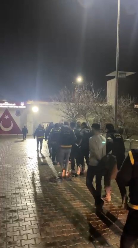 Edremit’te İş Yerine Silahlı Saldırı: 1 Kişi Hayatını Kaybetti, 6 Şüpheli Tutuklandı AW635785 01 - Marmara Bölge Gazetesi