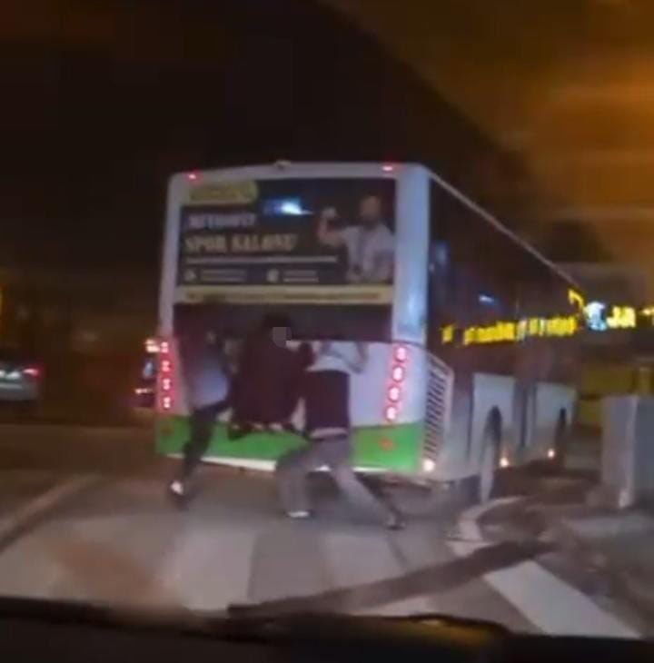 Otobüsün Arkasında Tehlikeli Yolculuk AW637260 01 - Marmara Bölge Gazetesi