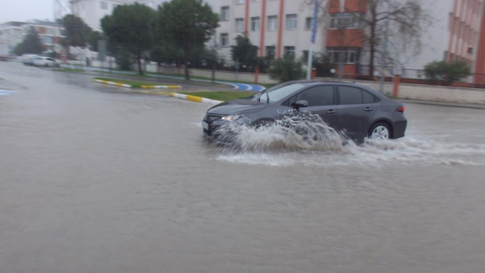 Burhaniye’de Şiddetli Sağanak Yolları Göle Çevirdi AW637498 01 - Marmara Bölge Gazetesi