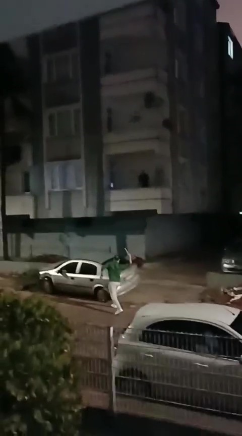 Park Halindeki Araçlara Çarptı, Üzerine Çiçek Bırakıp Kaçtı! AW638223 01 - Marmara Bölge Gazetesi