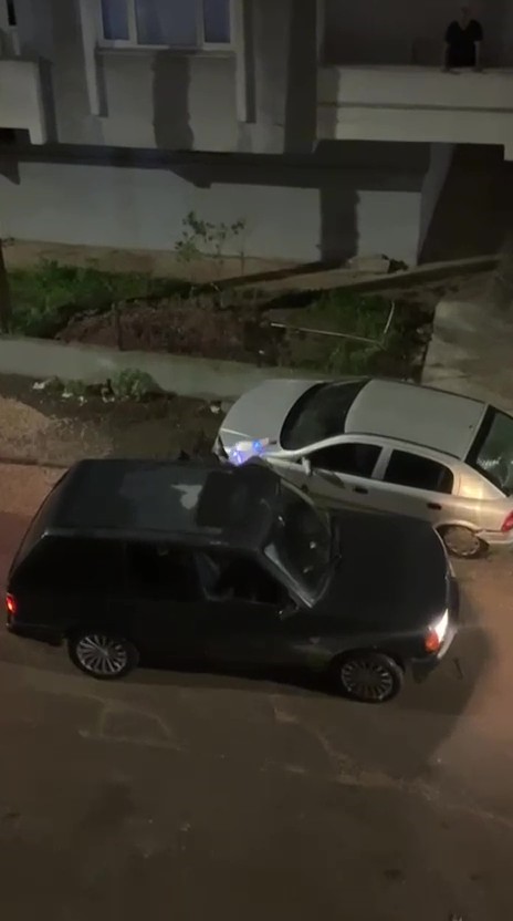Park Halindeki Araçlara Çarptı, Üzerine Çiçek Bırakıp Kaçtı! AW638223 02 - Marmara Bölge Gazetesi
