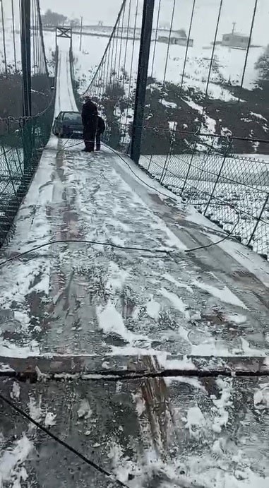 Asma Köprü Buz Tuttu, Otomobil Uçurumun Eşiğinde Kaldı! AW638643 05 - Marmara Bölge Gazetesi