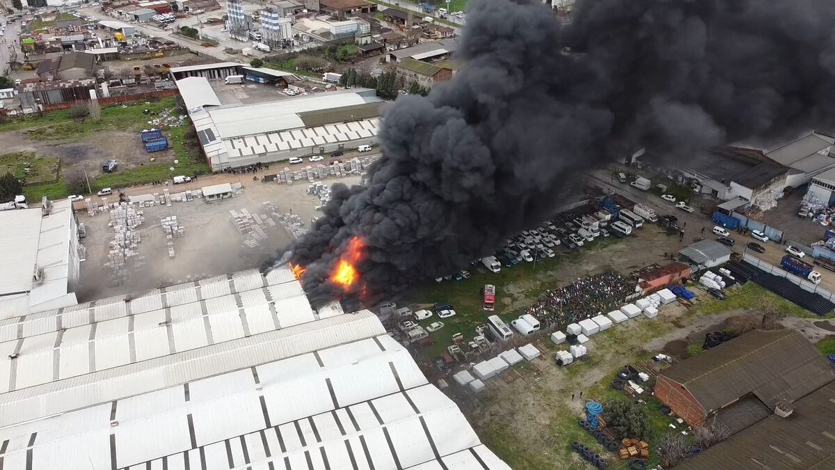 Uğur Yapı Market Yangını Yed-İ Emin Otopark’a Sıçradı AW640487 03 - Marmara Bölge Gazetesi