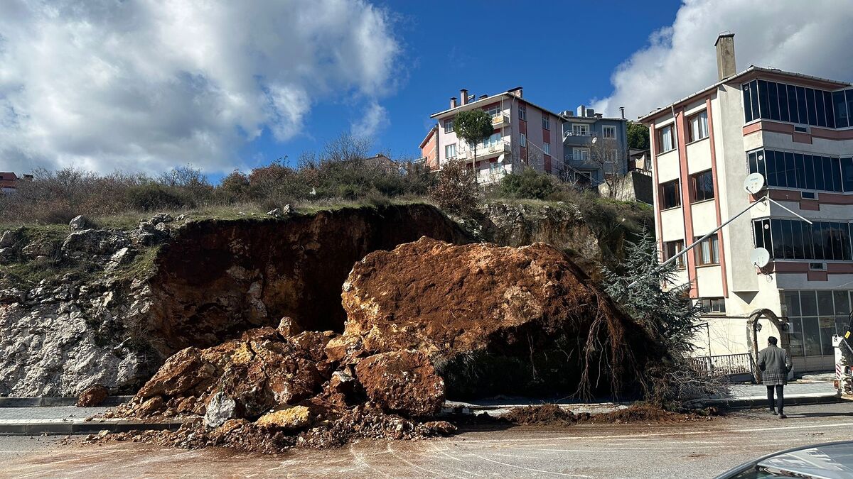 Dursunbey’de Dev Kaya Kaldırıma Düştü, Güvenlik Kamerasına Yansıdı AW642081 01 - Marmara Bölge Gazetesi