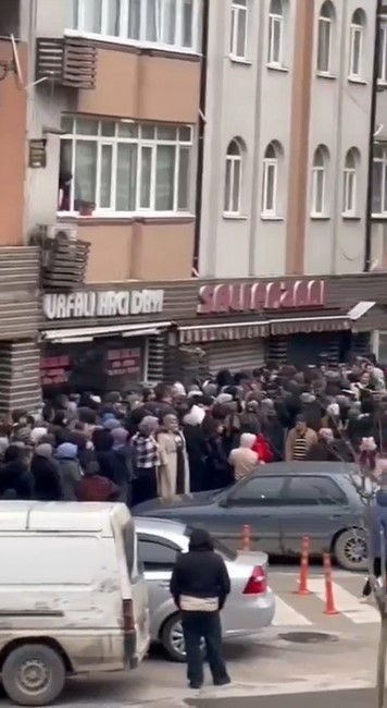 İndirim Çılgınlığı Vatandaşları Birbirine Düşürdü! AW642182 03 - Marmara Bölge Gazetesi