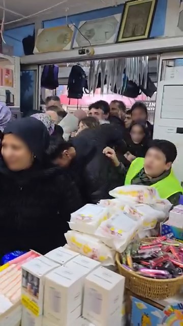 İndirim Çılgınlığı Vatandaşları Birbirine Düşürdü! AW642182 04 - Marmara Bölge Gazetesi