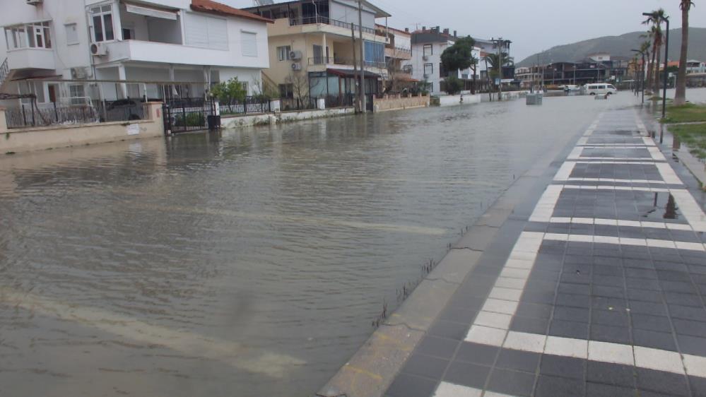 Balıkesir’de Deniz Taştı, Sokaklar Göle Döndü! AW643010 02 1 - Marmara Bölge Gazetesi