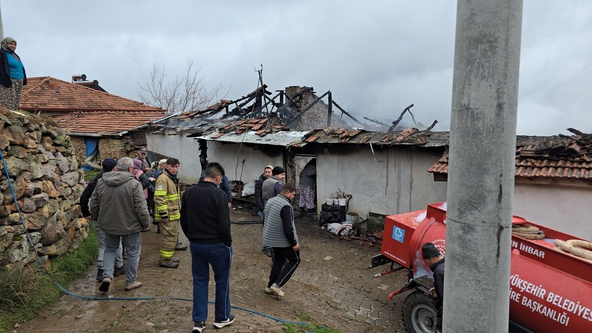 Deprem Bölgesinde Yangın Faciası! AW647708 02 - Marmara Bölge Gazetesi