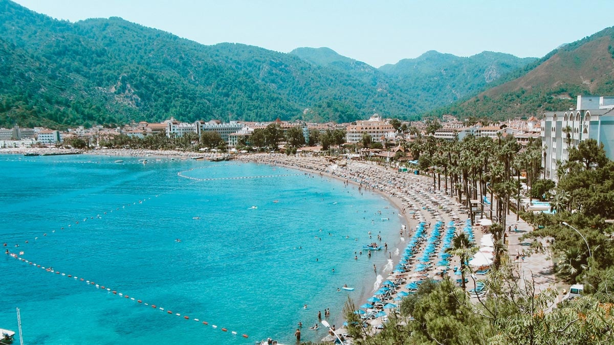 Muğla’nın gözde turizm merkezlerinden Marmaris Plajı, berrak denizi ve kilometrelerce