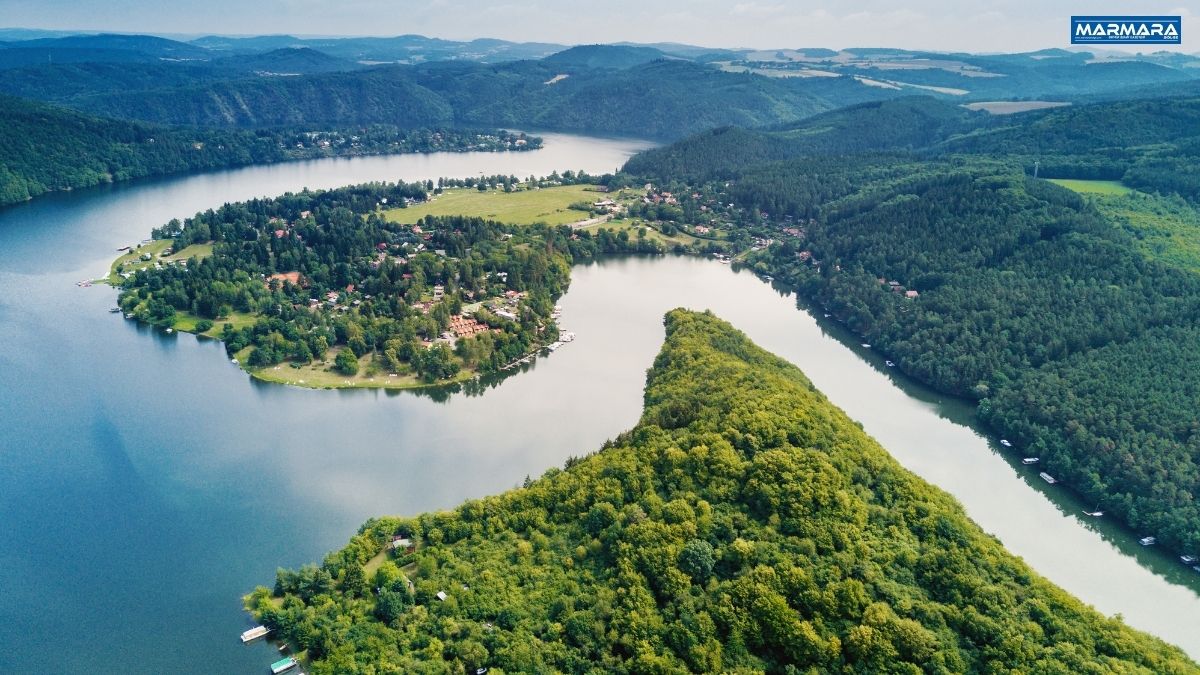 Muğla'nın gözde tatil beldesi Akyaka'da yer alan Azmak Nehri, İsviçre’nin