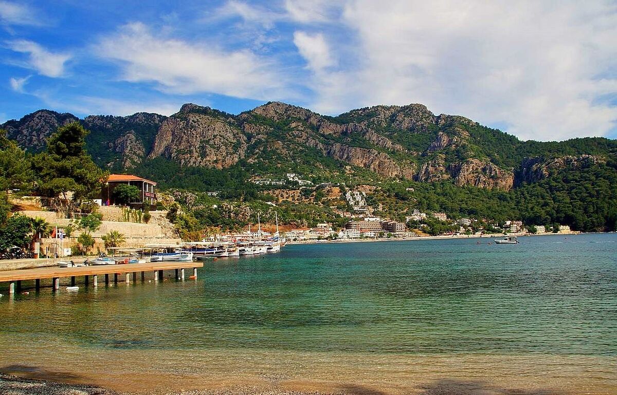 Muğla’nın Marmaris ilçesinde yer alan İçmeler Plajı, berrak denizi, uzun
