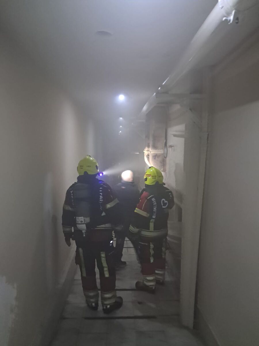 Edremit’te Otelde Yangın Çıktı! WhatsApp Image 2026 02 01 at 23.43.29 - Marmara Bölge Gazetesi