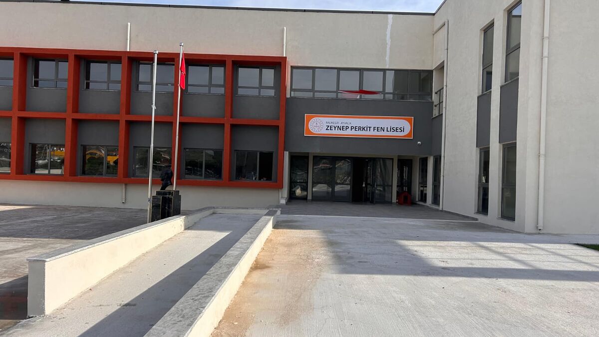 Ayvalık’ta eğitimde yeni bir dönem başladı. Zeynep Perkit Fen Lisesi,