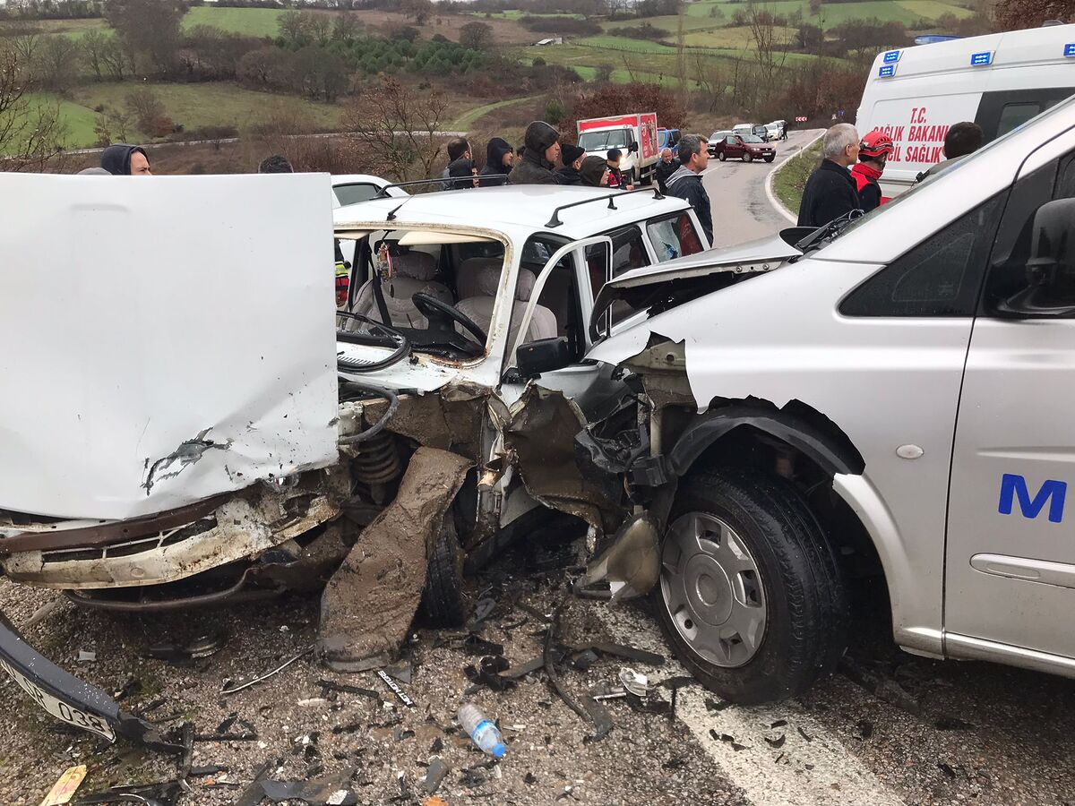 Balıkesir’in İvrindi ilçesinde sabah saatlerinde meydana gelen trafik kazası paniğe
