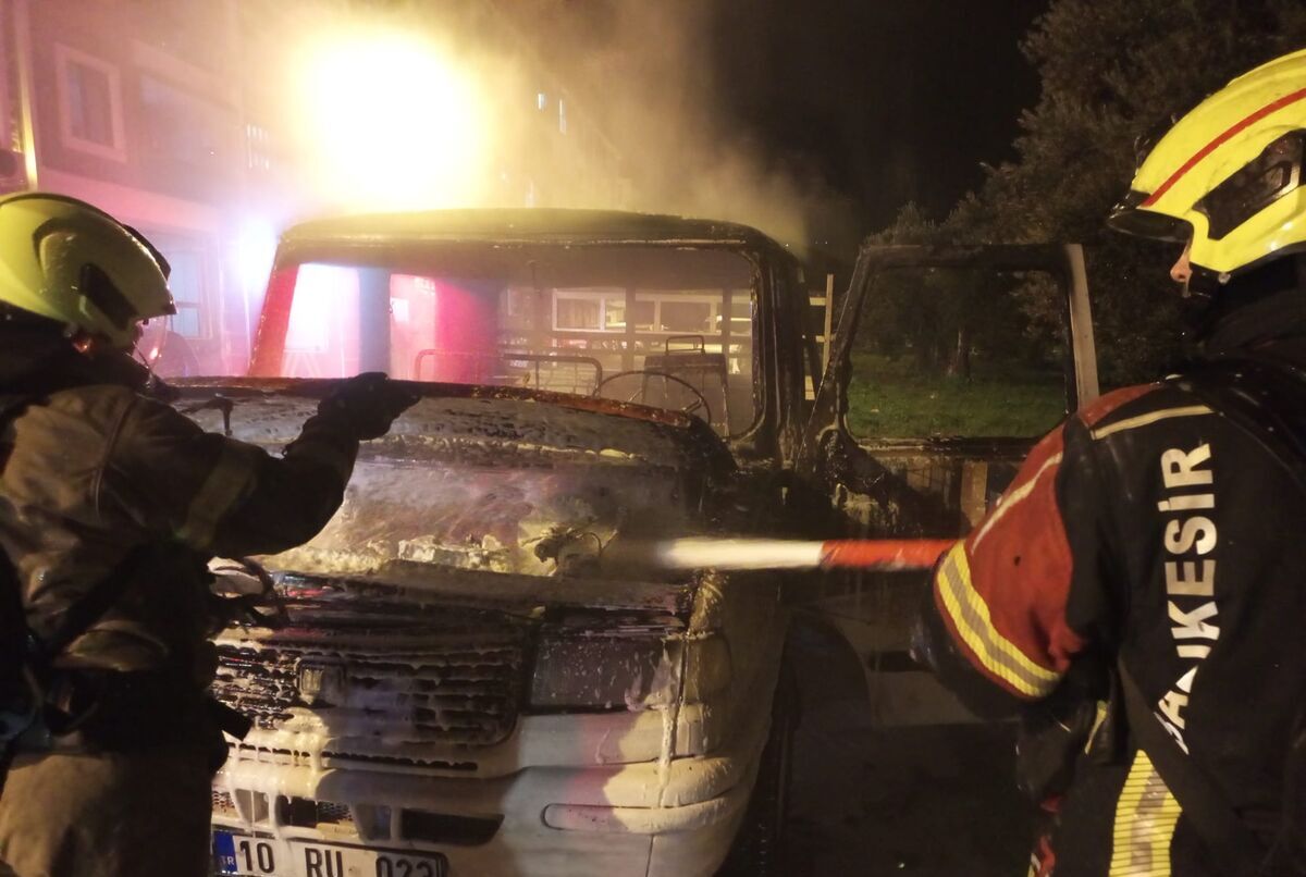 Edremit’te Kamyonet Alev Topuna Döndü WhatsApp Image 2026 02 07 at 13.57.23 1 e1770548811149 - Marmara Bölge Gazetesi