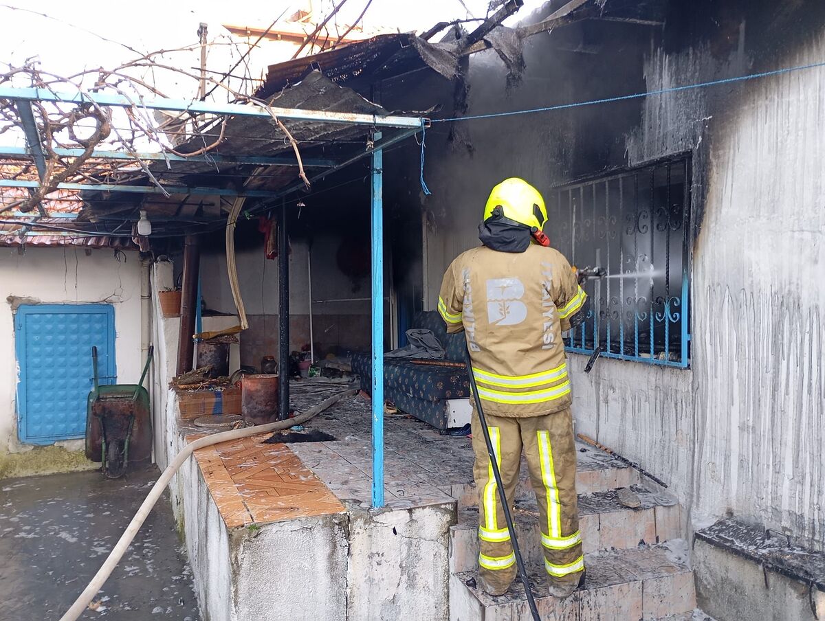 Balıkesir’in Savaştepe ilçesinde tek katlı bir müstakil evde çıkan yangın,