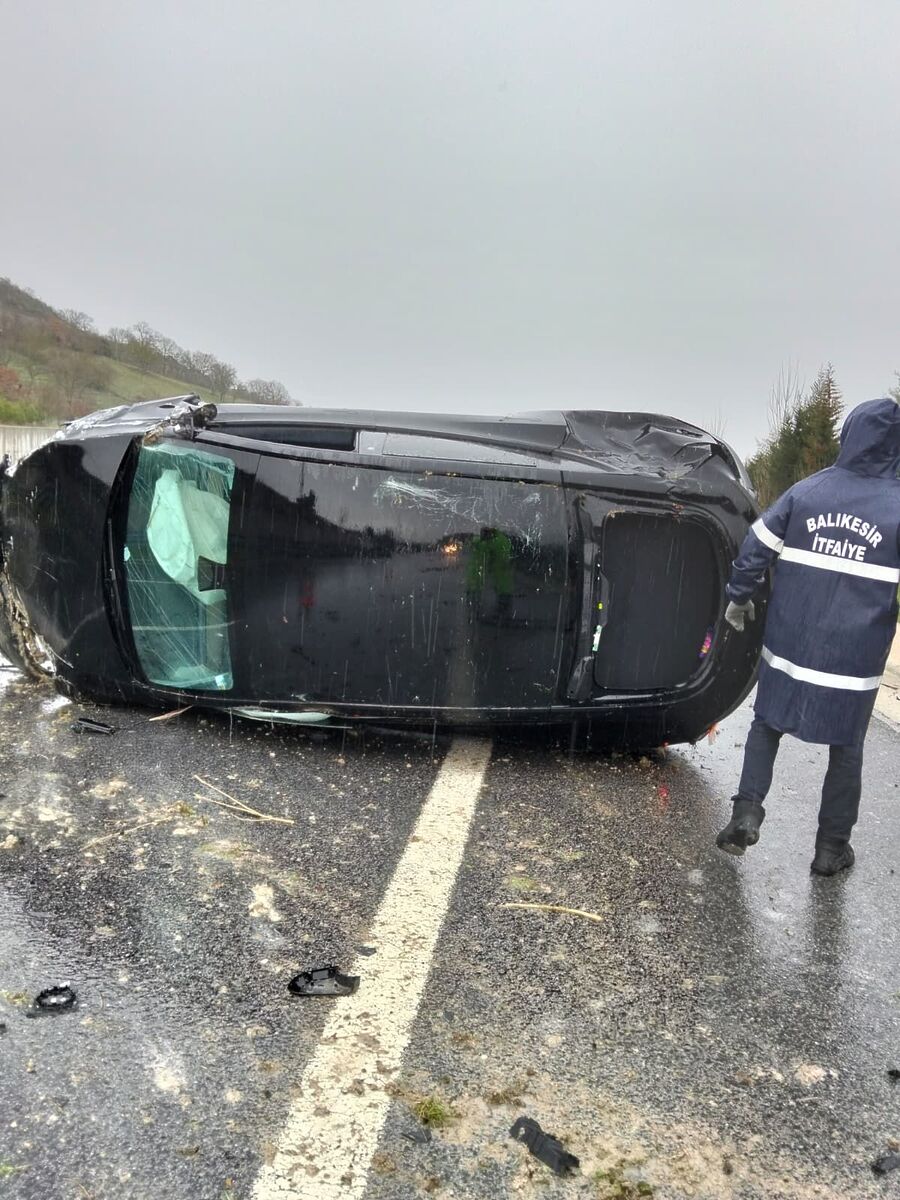 Savaştepe Kuyualan mevkii yakınlarında otoyolda direksiyon hâkimiyetini kaybeden sürücünün otomobili