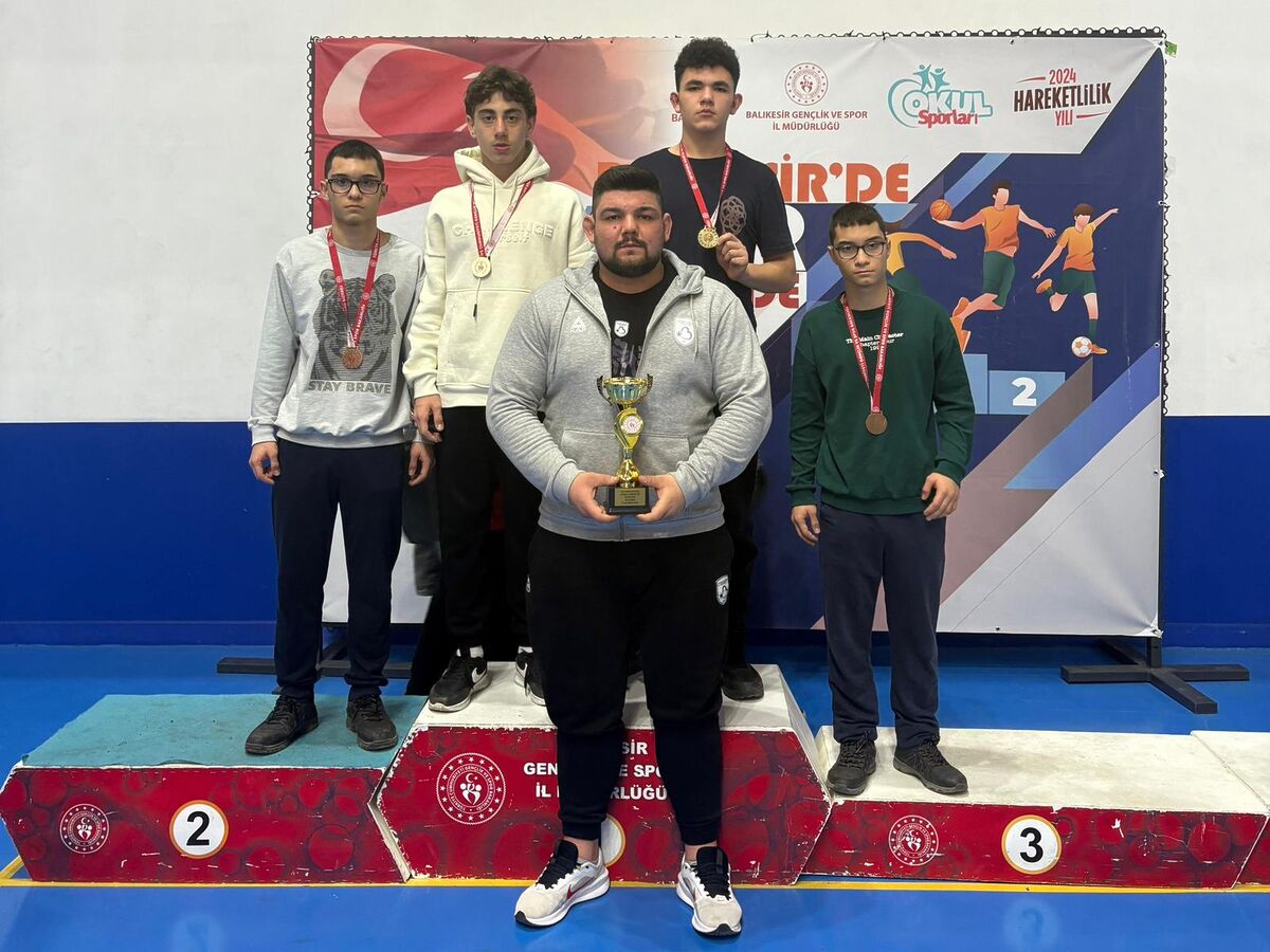 Büyükşehir Sporcuları 18 Madalya Kazandı! WhatsApp Image 2026 02 09 at 08.32.18 1 - Marmara Bölge Gazetesi
