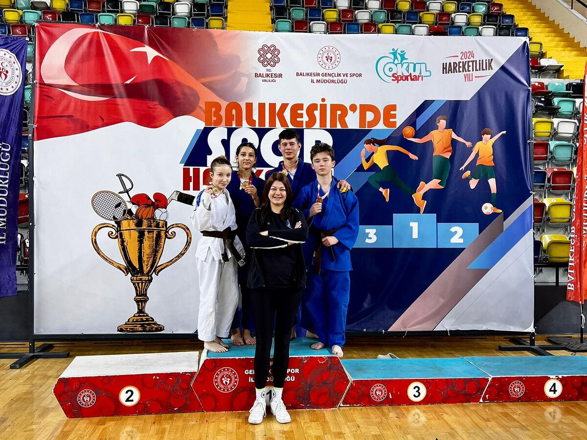 Büyükşehir Sporcuları 18 Madalya Kazandı! WhatsApp Image 2026 02 09 at 08.32.18 - Marmara Bölge Gazetesi