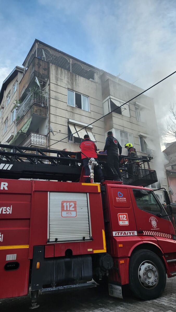 Balıkesir’in Edremit ilçesinde dört katlı bir apartmanın bodrum katında çıkan