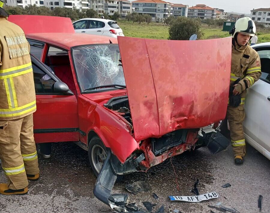 Balıkesir’in Ayvalık ilçesinde Paragon AVM kavşağında sabah saatlerinde meydana gelen