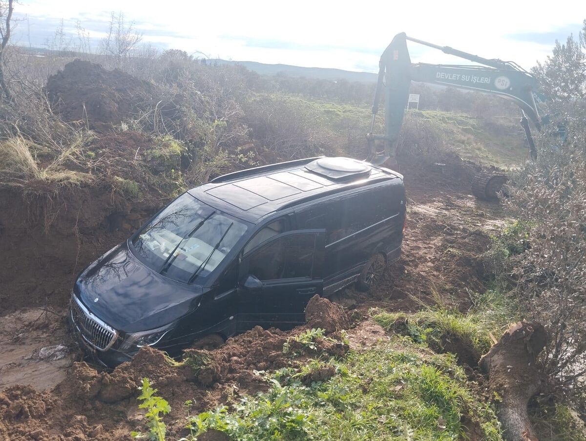 Balıkesir’in Gömeç ilçesinde yoğun yağışların ardından yükselen sular nedeniyle dere