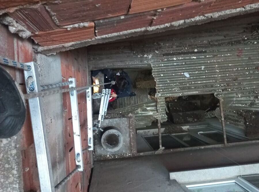 Balıkesir Karesi’de 5 katlı bir binanın havalandırma boşluğuna düşen kedi,
