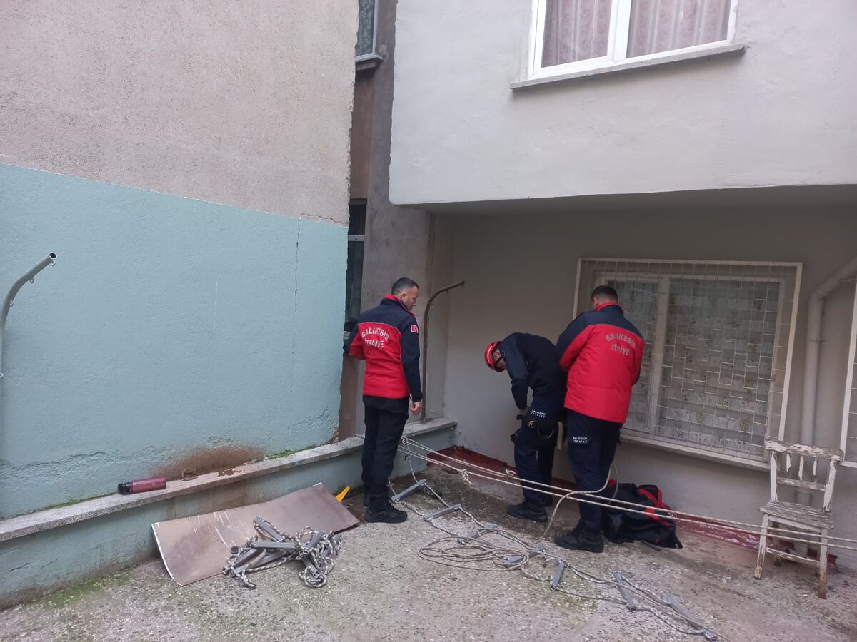 Kedi Metrelerce Derinlikte Mahsur Kaldı! WhatsApp Image 2026 02 19 at 22.19.32 - Marmara Bölge Gazetesi