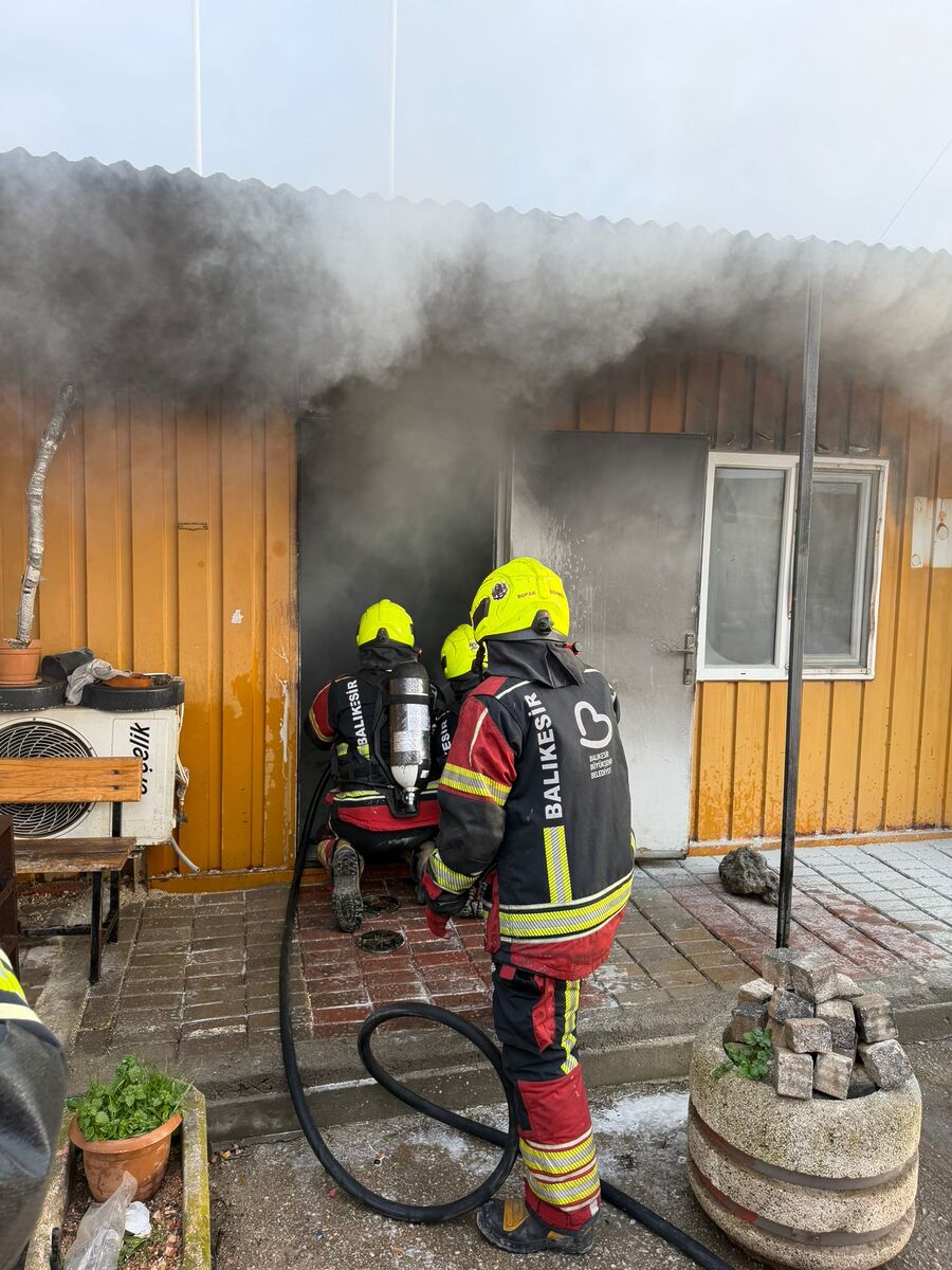 Bandırma Küçük Sanayi Sitesi’nde Yangın! WhatsApp Image 2026 02 23 at 09.11.54 - Marmara Bölge Gazetesi