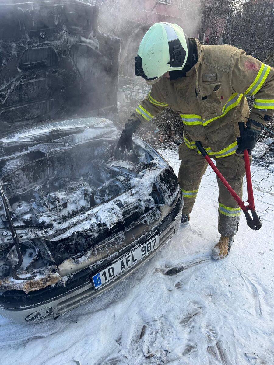Savaştepe’de Park Halindeki Otomobil Cayır Cayır Yandı! WhatsApp Image 2026 02 23 at 09.34.40 1 - Marmara Bölge Gazetesi
