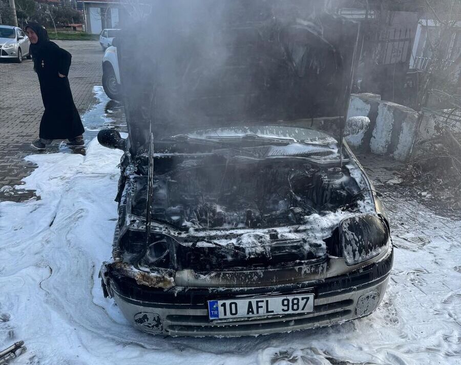 Savaştepe Cumhuriyet Mahallesi’nde park halindeki bir otomobilde çıkan yangın kısa