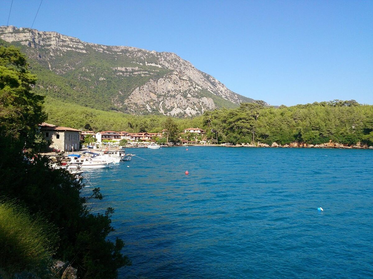 Muğla’nın Ula ilçesinde yer alan Akyaka Plajı, berrak denizi, sığ