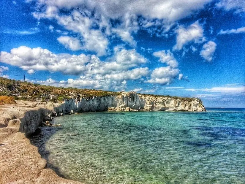 İzmir’in Karaburun ilçesine bağlı Mordoğan’da, Küçükbahçe Köyü’nün hemen yakınında yer
