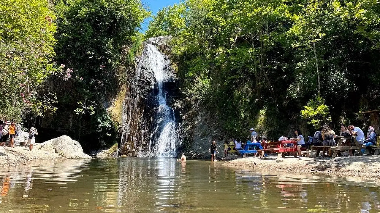 İzmir’in kuzeyinde doğanın kalbinde saklanan Ece Çağlayanı, macera arayanların ve