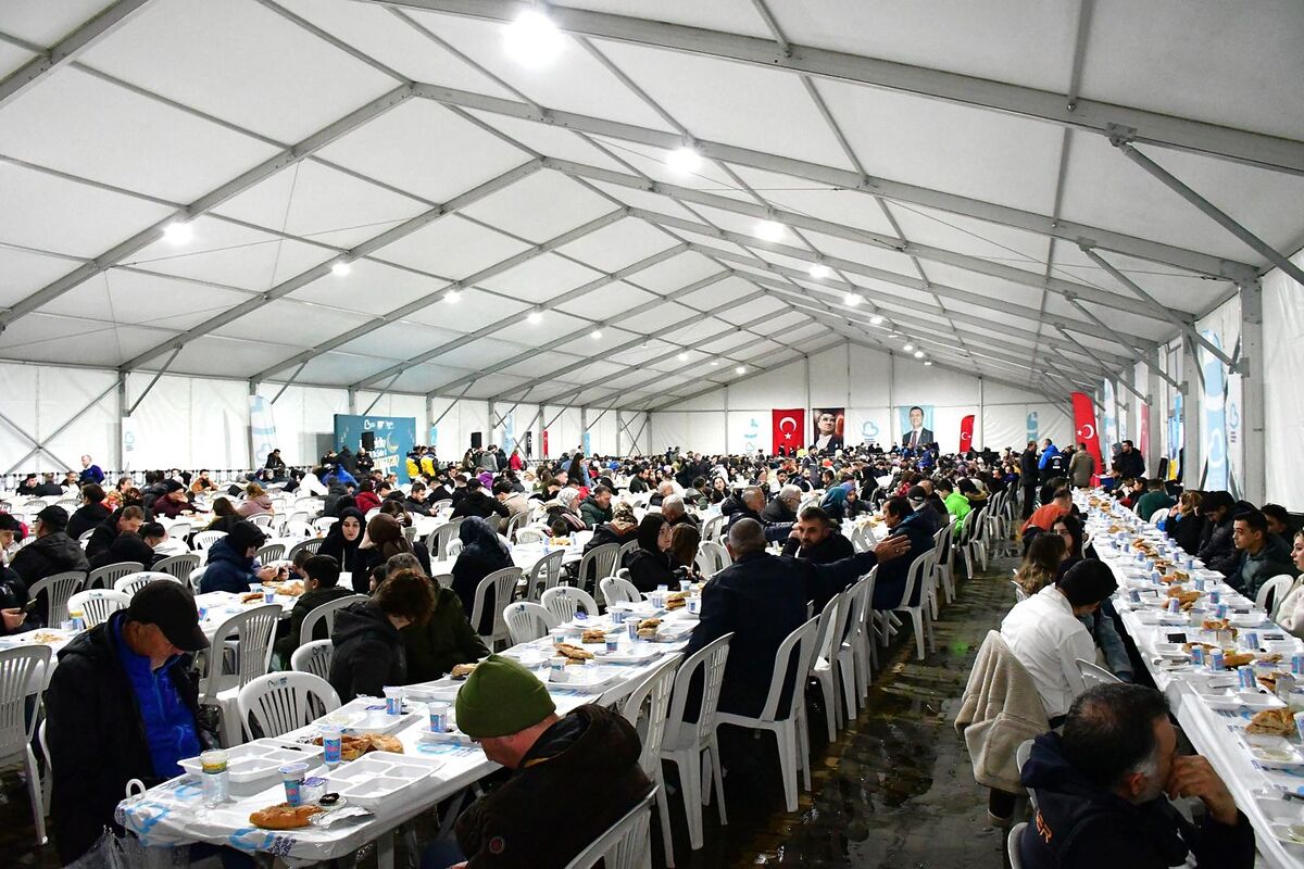 Ramazan ayının bereketi kurulan iftar sofraları ve sıcak yemek dağıtımlarıyla