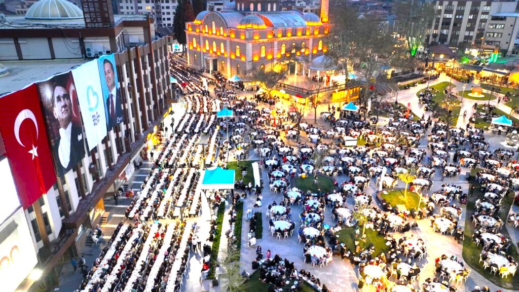 Ramazan ayı boyunca kent genelinde kurulan iftar sofralarıyla dayanışma ve