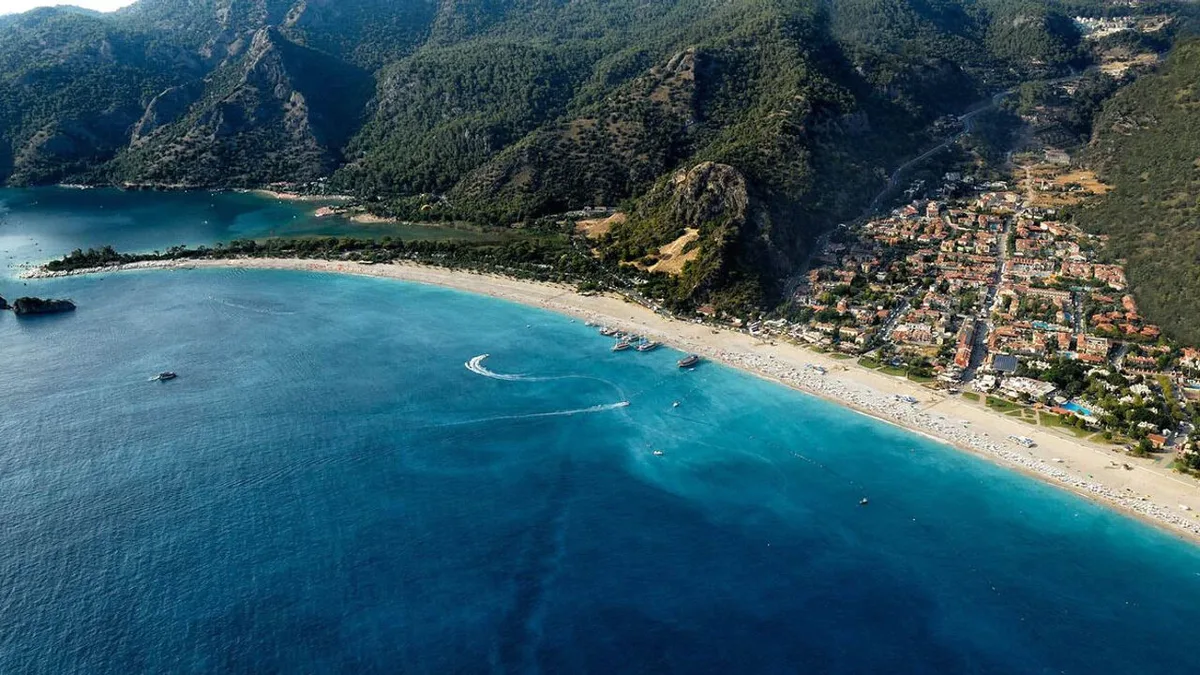 Muğla'nın Fethiye ilçesinde bulunan Belcekız Plajı, turkuaz renkli denizi ve