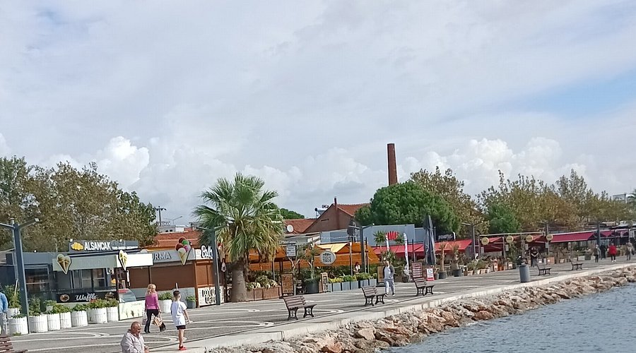 Kazdağları’nın eteklerinde yer alan Güre, termal kaynakları ve temiz sahiliyle