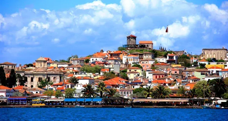 Cunda (Alibey) Adası, taş sokakları, tarihi yapıları ve berrak deniziyle