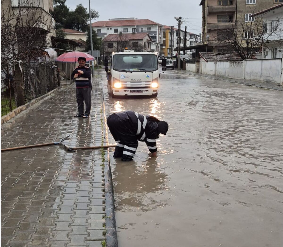 Sağanak Yağışlara Karşı Sahada Kesintisiz Mücadele d8cd62ed a543 4cf1 9bea eddf0bee2bd0 - Marmara Bölge Gazetesi