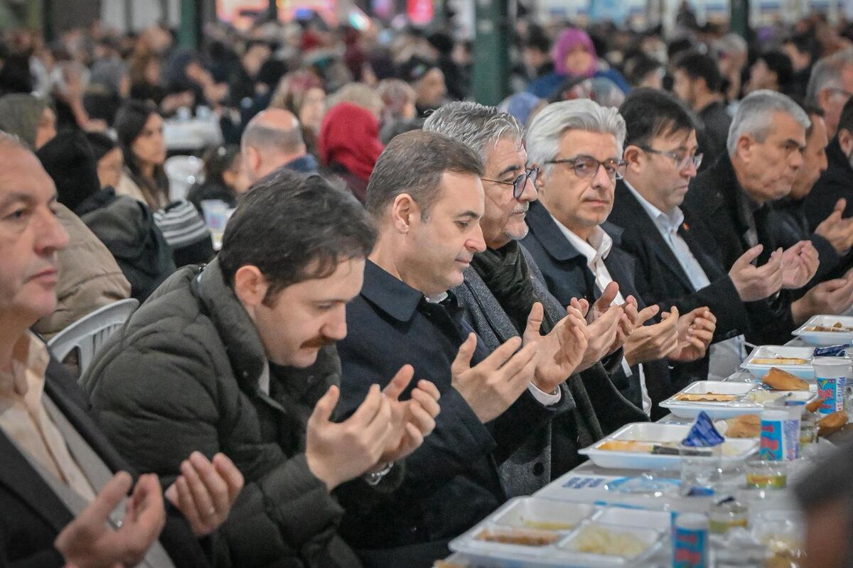 Bigadiç’te İnanılmaz İftar! da7f56a1 27c1 41f7 acf9 543f88ba4d08 - Marmara Bölge Gazetesi