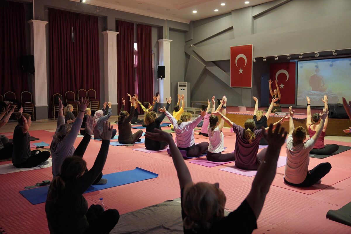 Ayvalık Belediyesi’nin ücretsiz yoga kursları, sağlıklı yaşamı destekleyen sosyal projeler