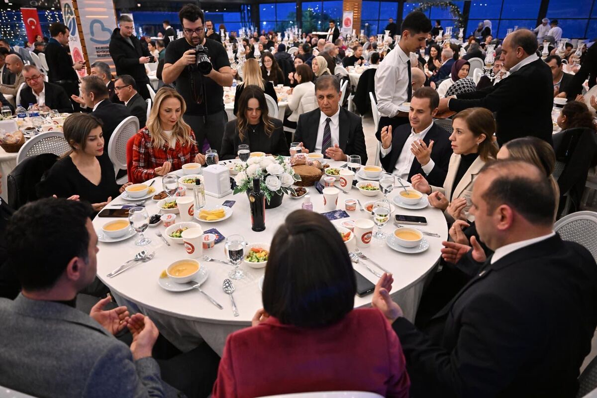 Başkan Ahmet Akın, İzmir’de düzenlenen iftar programında hemşehrileriyle buluşarak birlik