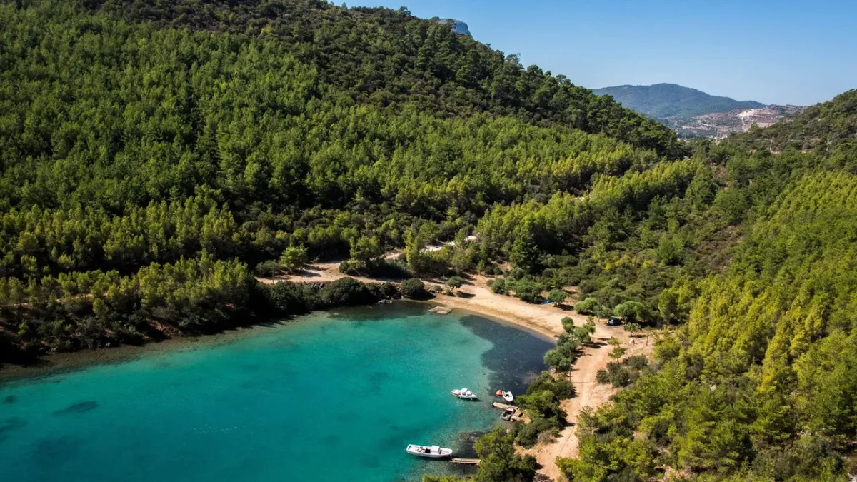 Bodrum’un gözde beldelerinden Göltürkbükü’ne komşu, haritada bile zor bulunan Cennet
