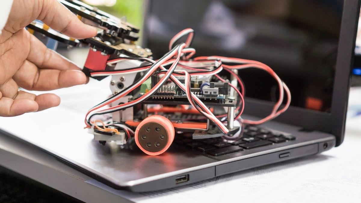 Sındırgı Belediyesi tarafından düzenlenen Robotik Kodlama Atölyesi ile öğrenciler teknolojiyle