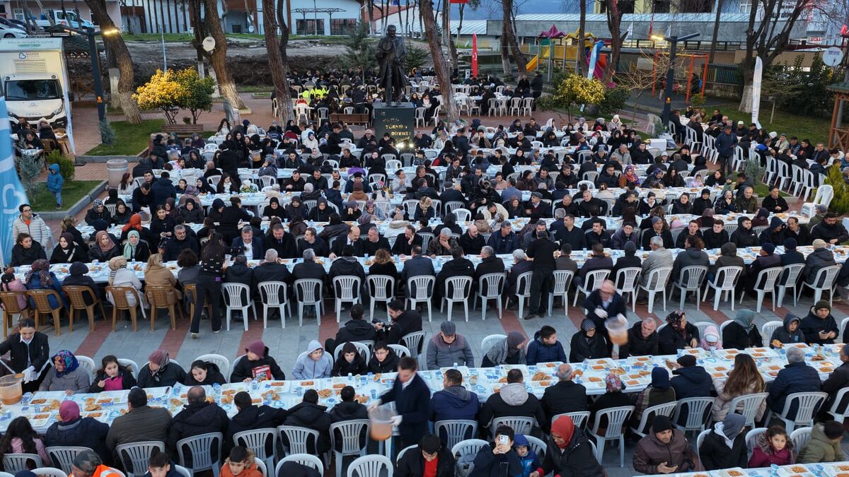 “Kimse Aç Kalmayacak” iftar 2 - Marmara Bölge Gazetesi