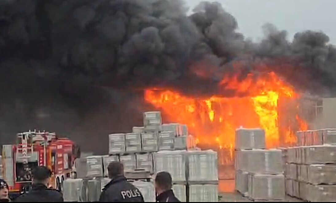 Uğur Yapı Market Yangını Yed-İ Emin Otopark’a Sıçradı image 1 - Marmara Bölge Gazetesi